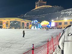 -采薇庄园四季滑雪场