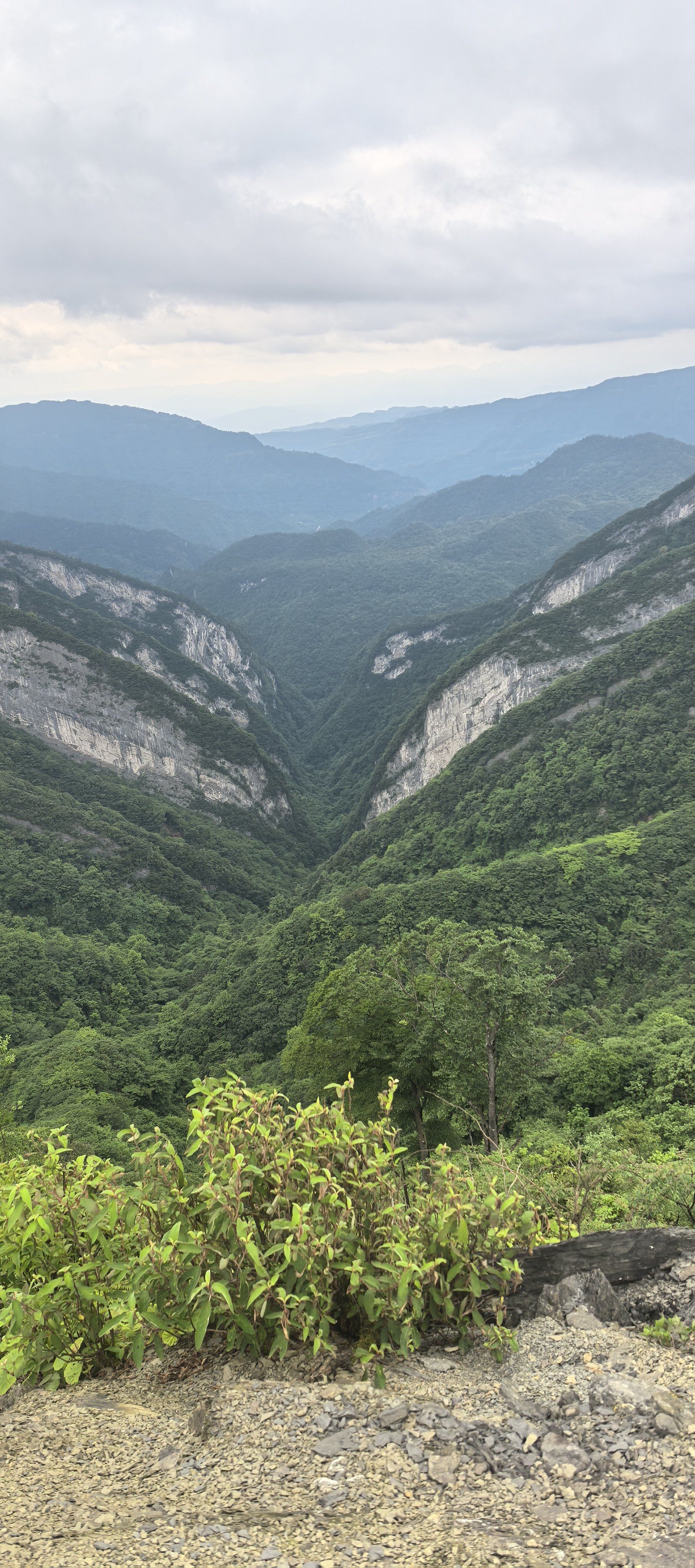网上刷到过不少关于刀背梁的美景,有各种无人机从