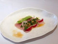 皇帝鱼刺身配牛油果和小红萝卜-Jean Georges