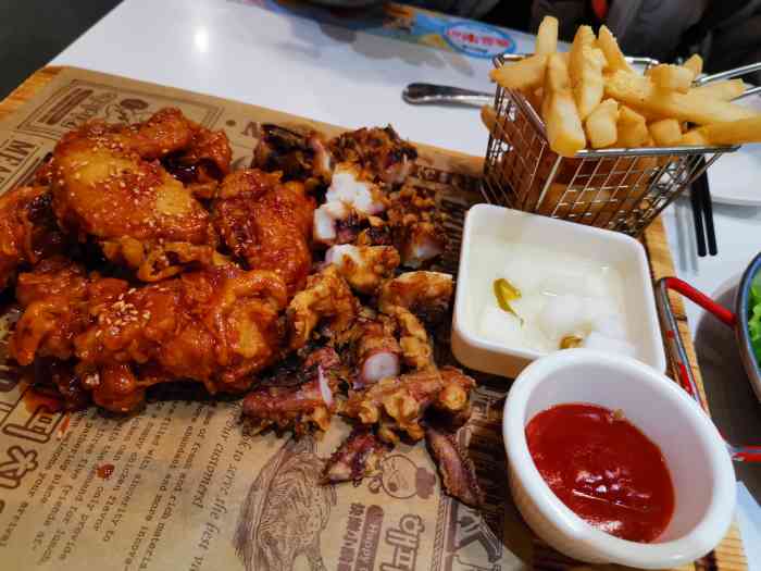 开始觅食,哈哈哈,直接来快乐小鸡吃炸鸡,堂食人挺多哒,炸鸡有很多