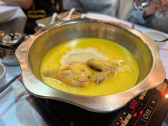 浓汤原只花胶鸡煲-鲜入围煮花胶鸡海鲜火锅