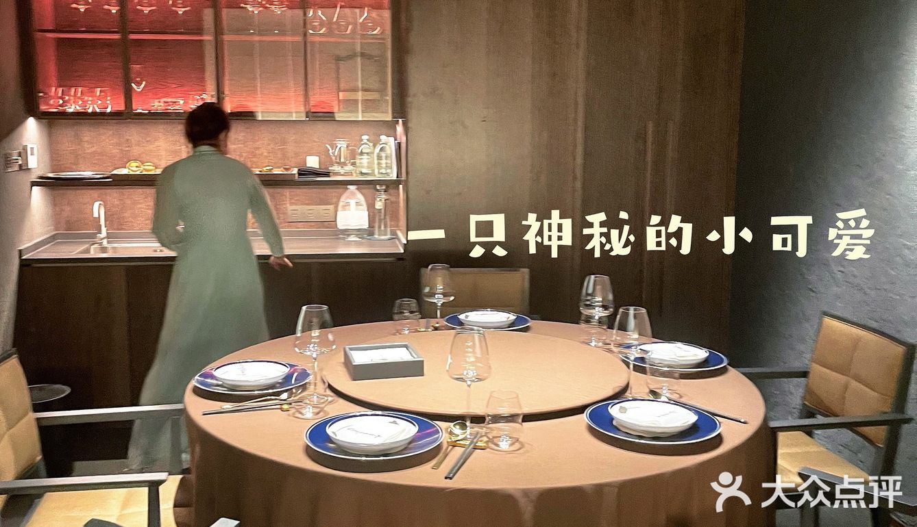 拾久越开越多了。在新京熹楼新京熹品鉴中心包间环境和服务还可以