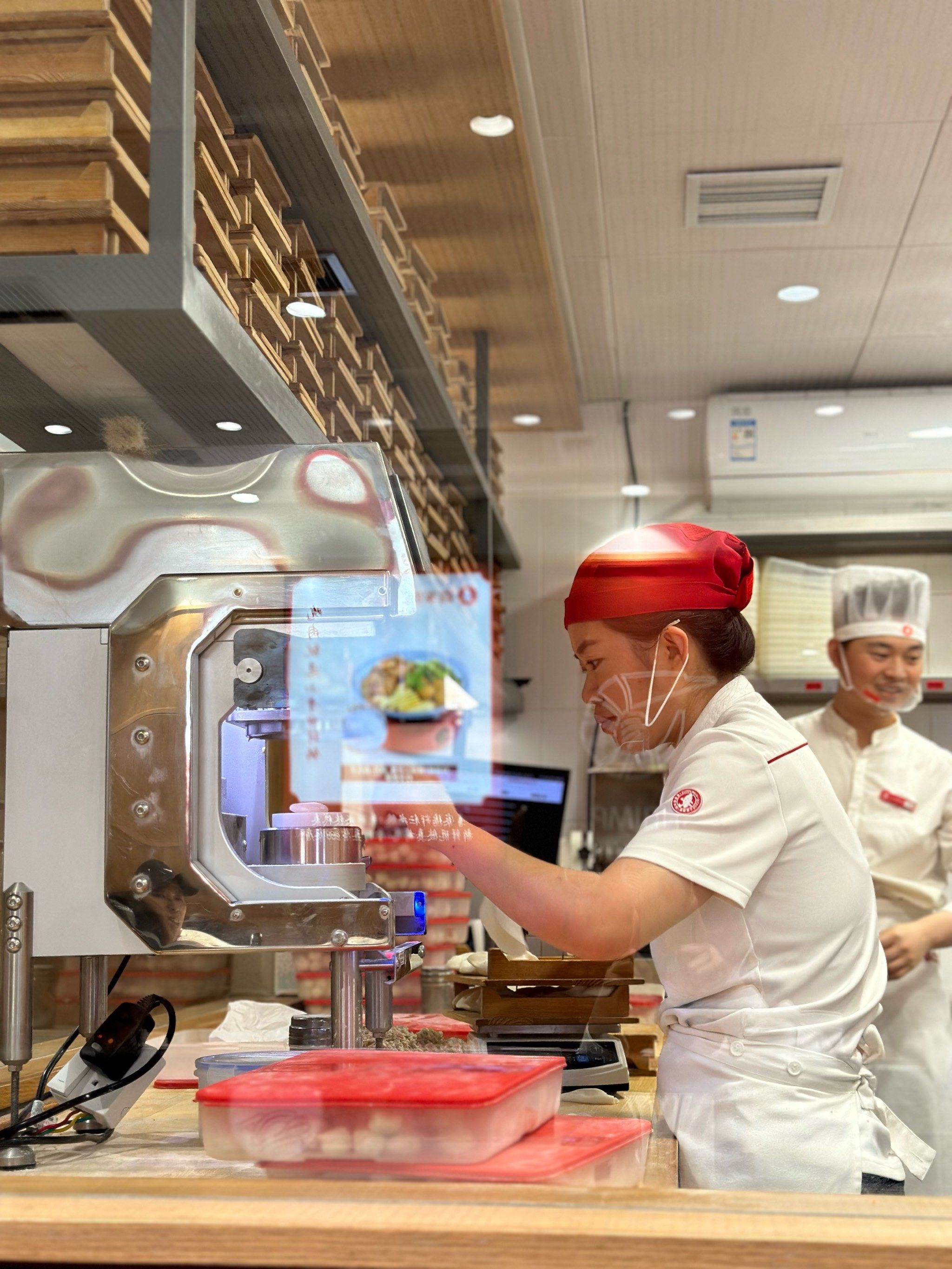 喜家德 全开放的厨房一目了然,店堂简洁的装修环境整洁明亮 桌椅放置