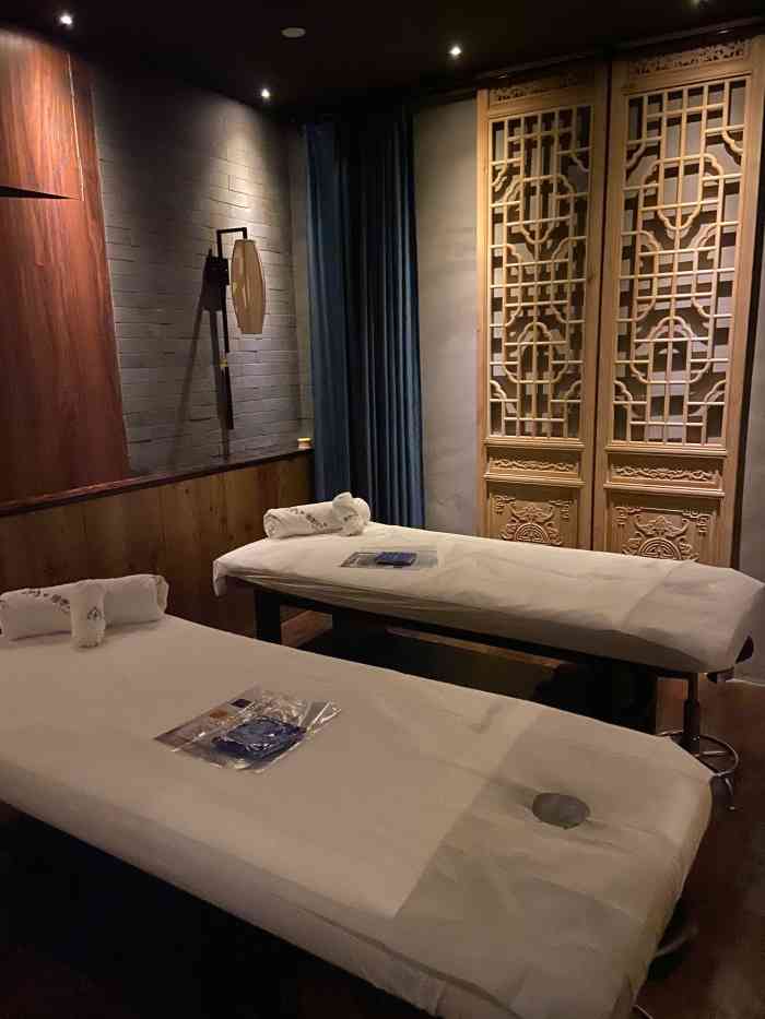 雅泰spa足道会馆(水产西路店)-"进店看到第一名的奖杯96赫然放在桌