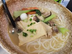 浓香鸡腿肉过桥米线-蒙自源米线大王(东站店)