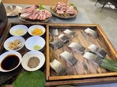 -围炉肉舍•炭烤活鳗•丹东海鲜烤肉(步行街店)