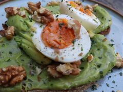 牛油果煮蛋吐司-RAC BAR(安福路店)