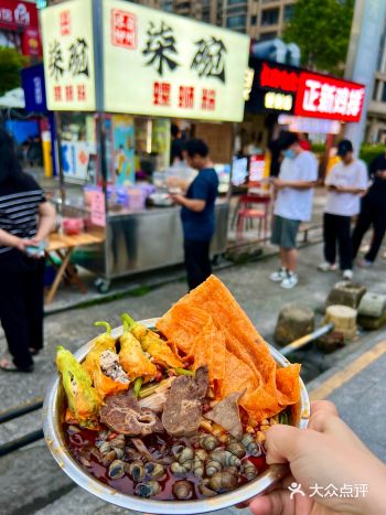 南宁好离谱！！地摊螺蛳粉那么好吃！！