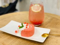 草莓蛋糕卷-共舞时光猫咖·狗咖(新街口店)