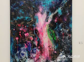 这是艺术家陈英杰在上海的一个展览，这个展厅在北京东路