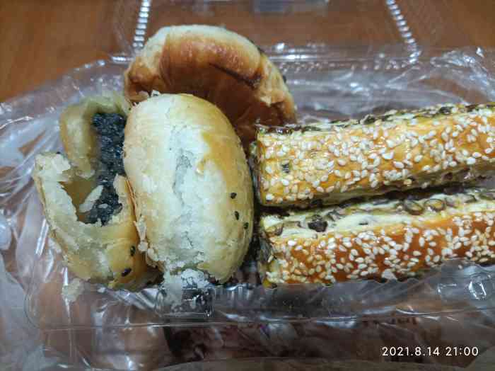 状元府糕点-"家附近的糕点店,价位还可以,买的人很多,.