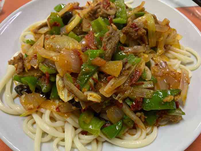 凯渊盛托克逊拌面-"好大一份.吃到撑破肚皮.我点的一份葱爆羊.