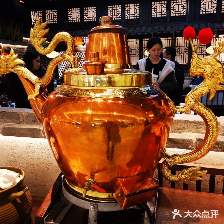 门口大叔招呼着来往的顾客，周末生意非常火爆