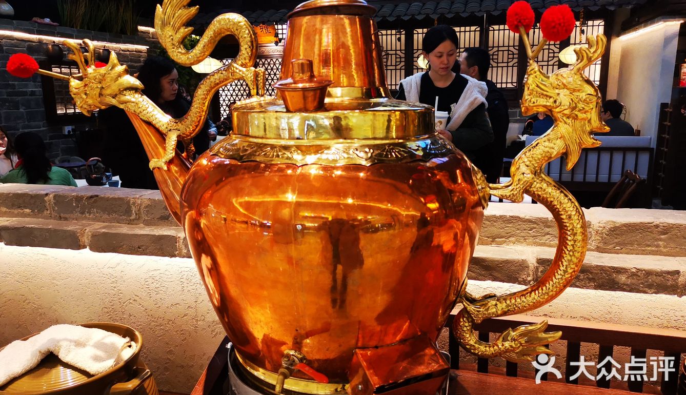 门口大叔招呼着来往的顾客，周末生意非常火爆