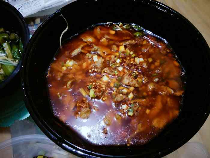 *水煮肉片垫的豆芽,好气,直接挑肉吃