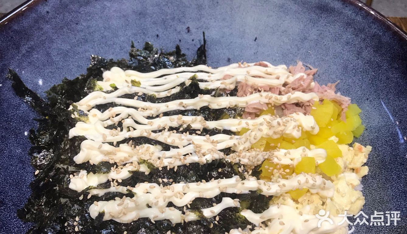 家门口的美食 已经开了两家店了店里不停的放着韩剧