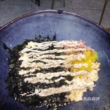 家门口的美食 已经开了两家店了店里不停的放着韩剧