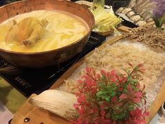 -鲜入围煮花胶鸡海鲜火锅