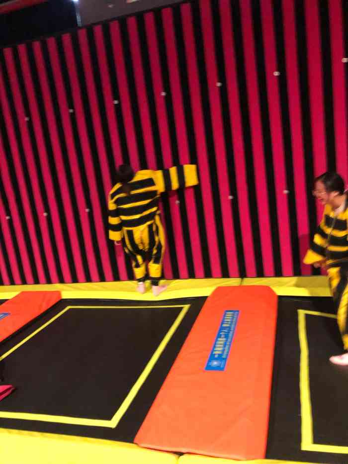 空中芭蕾荧光蹦床乐园·团建-"刚好看到有活动,61特惠,看了看距离,离.