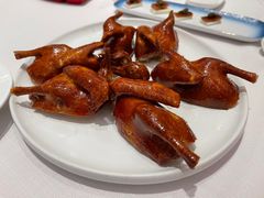招牌玻璃皮乳鸽-北京厨房(SKP店)