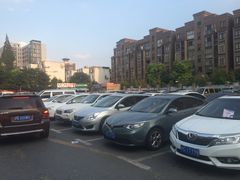 -沃尔玛购物广场-停车场
