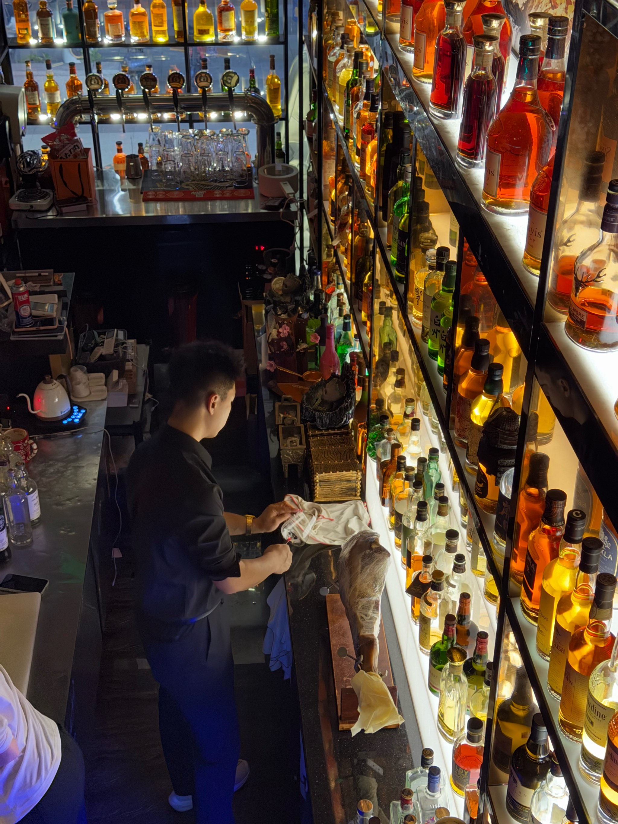 现场酒吧老板叫什么(酒吧老板一般都在店里吗)