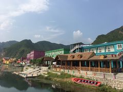 -百里峡七彩艺术小镇