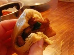 红糖馒头配秘制回锅肉-凯华海鲜火锅·传承三十六年