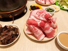 -洞庭洲·防空洞火锅·烧烤·铜锅涮肉(新百广场店)