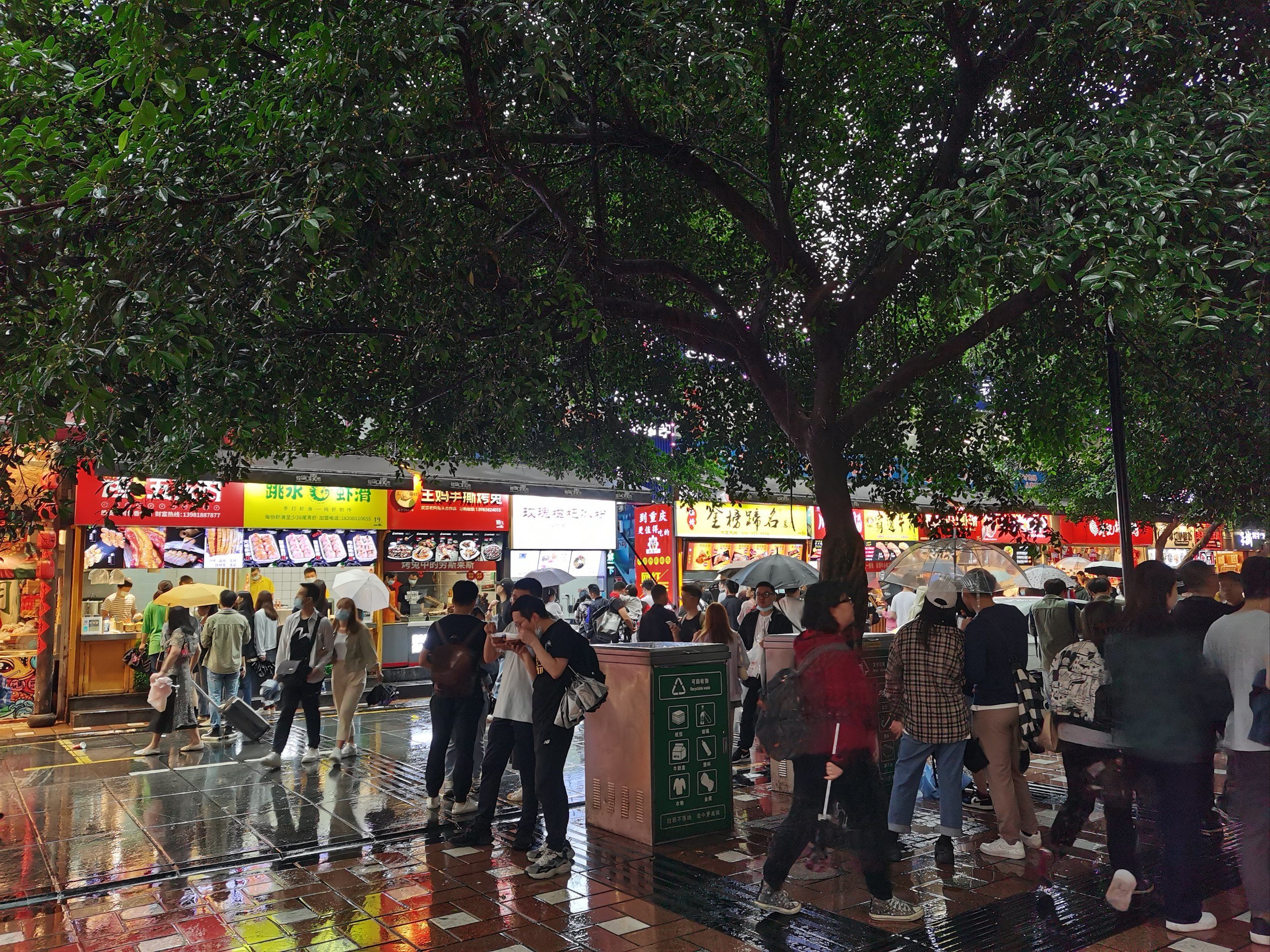 较场口夜市位于重庆市渝中区解放碑附近