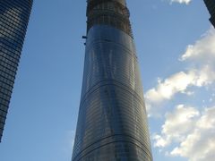 仰望在建的上海中心-陆家嘴空中步行连廊