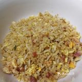 发现冰箱有一盘前一天吃剩的腊味饭