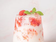 草莓脏脏奶-柯斗斗主题餐厅·狗咖·围炉煮茶·茶饮(国瑞升平里店)