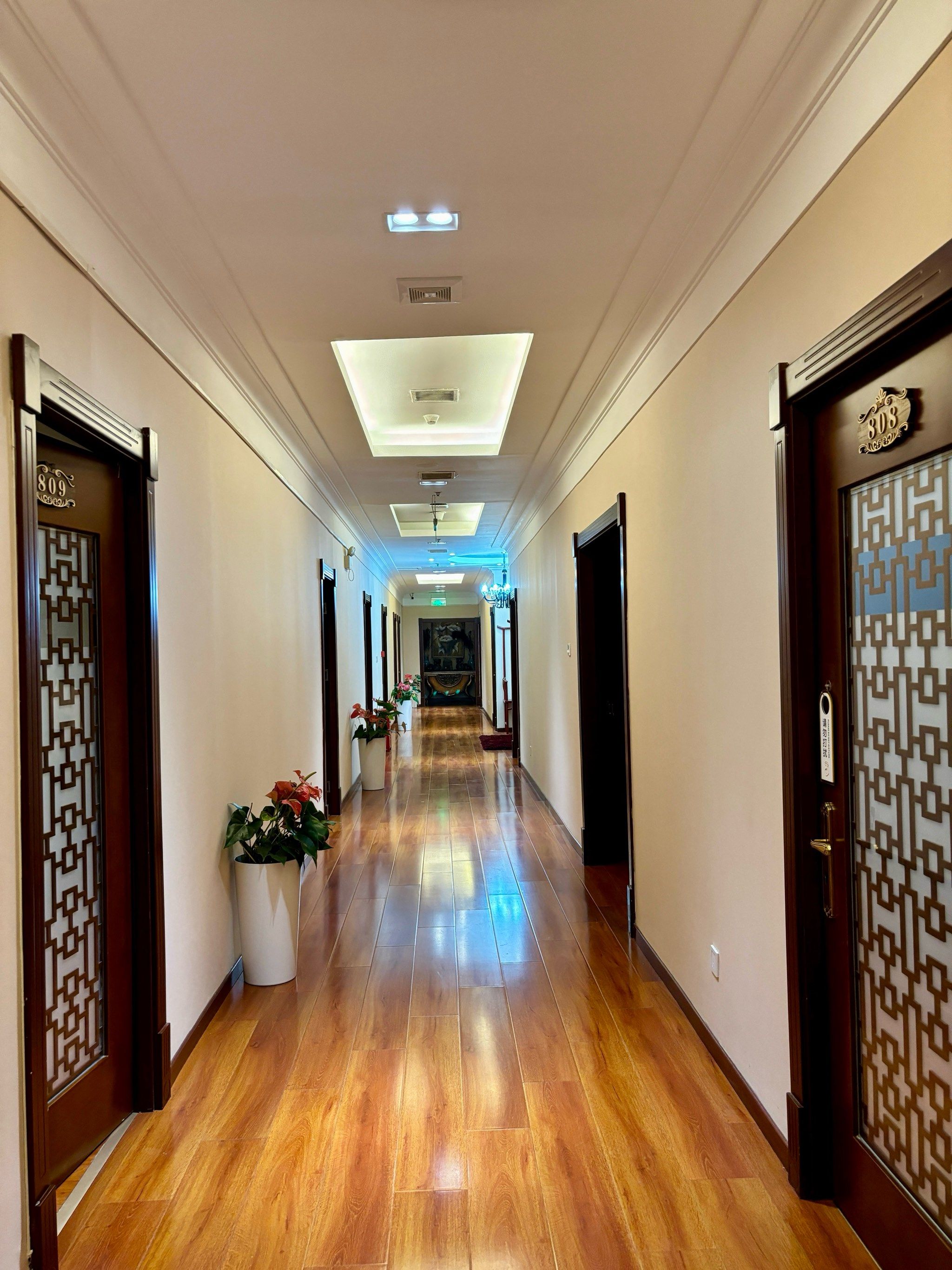 千子莲足道他们全国连锁,服务质量和技术水平上没得说,认准了就来了.