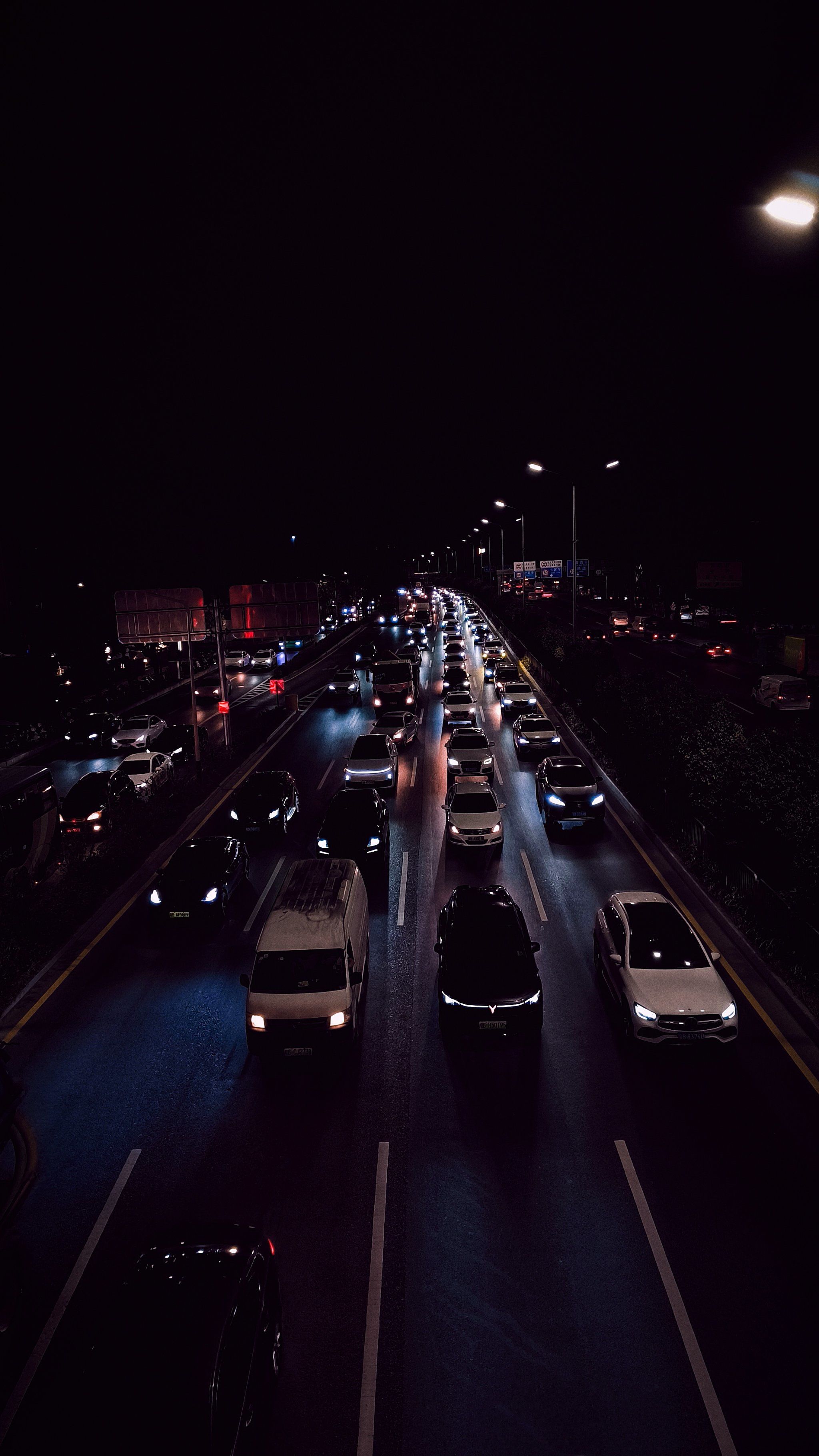 天桥夜影下的车流