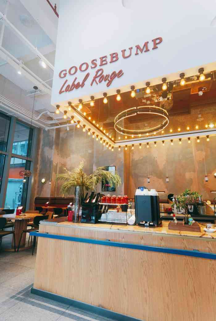 就在万科天荟的一楼中间位置很好找是红色的招牌写着goosebump环境不