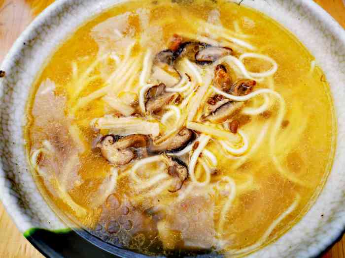 打分 海味面汤头臊子不错,来一碗汤宽面硬,适合一早来房产中心办事