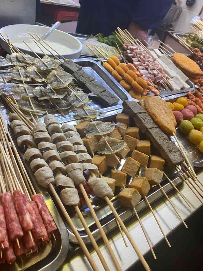 小张特色麻辣串·串串卷饼-"比较符合我口味的一家店在绿地赢海b座对.