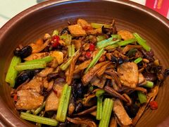 -阿瓦山寨·湘菜现炒·剁椒鱼头王(咸阳总店)