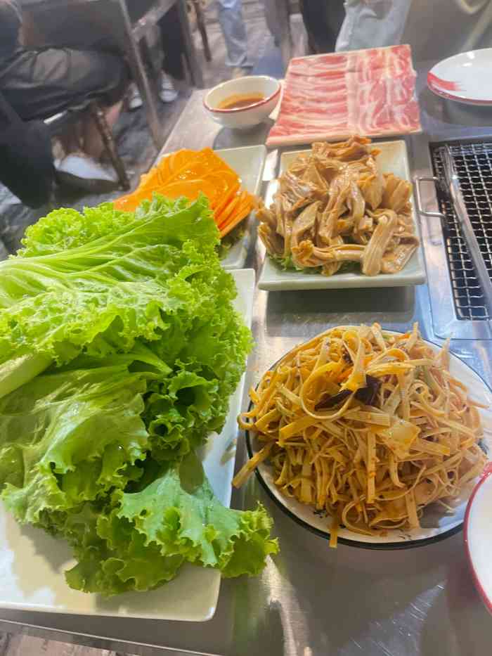 九块九地摊烤肉(大连总店)-"点评上随便找的一家烤肉,地方好找,但是没