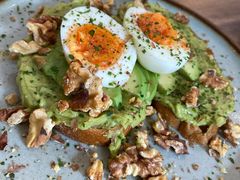 牛油果煮蛋吐司-RAC BAR(安福路店)