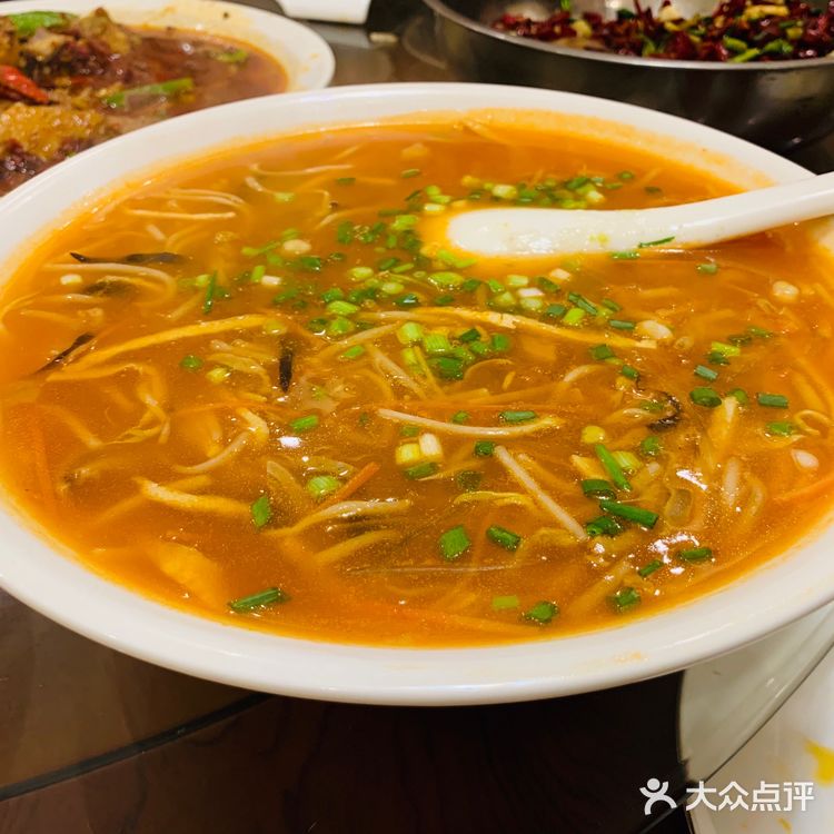 猪耳朵，牛头肉，凉粉，都不错，西湖牛肉羹，肚丝汤
