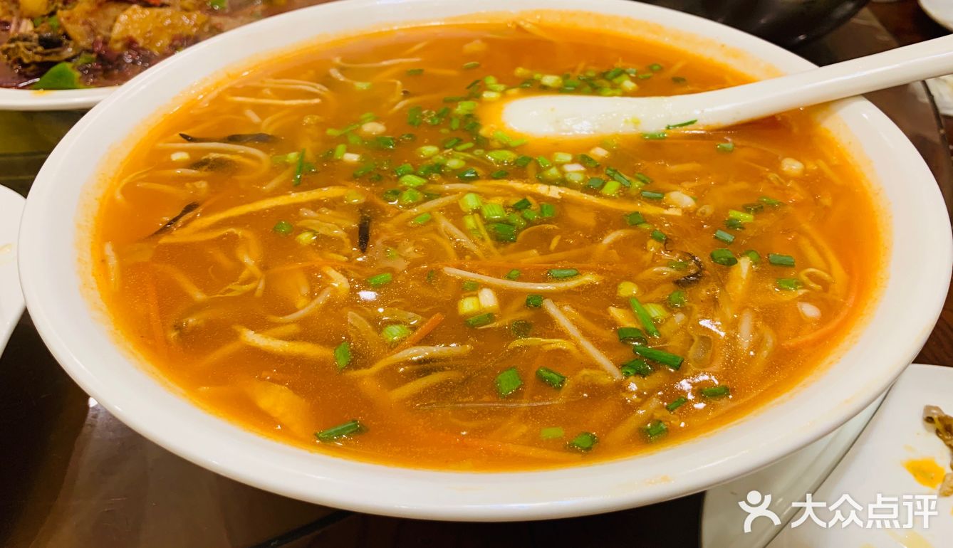 猪耳朵，牛头肉，凉粉，都不错，西湖牛肉羹，肚丝汤