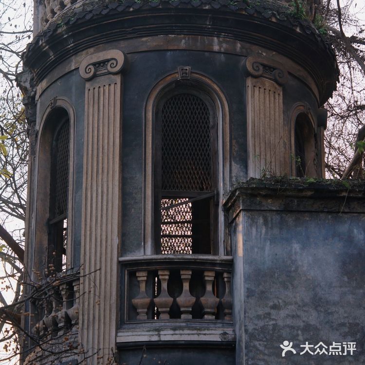 游人如织山城巷