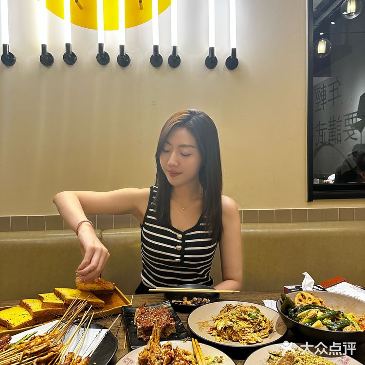 下班后三五好友喝酒吃肉🍻