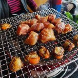 大门口便是店铺的门头，很好找