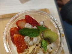 草莓梦幻雪双皮奶-满记甜品(静安大悦城店)