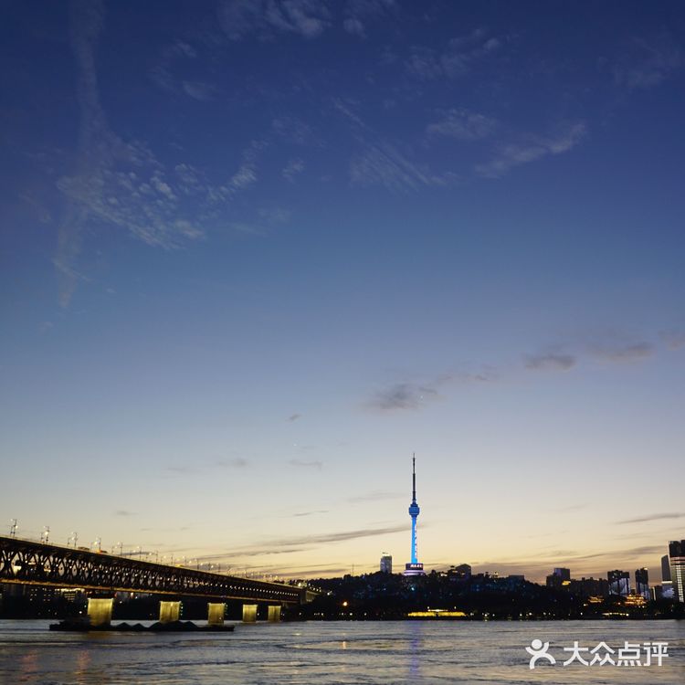 长江大桥上，夏天的风，正暖暖吹过