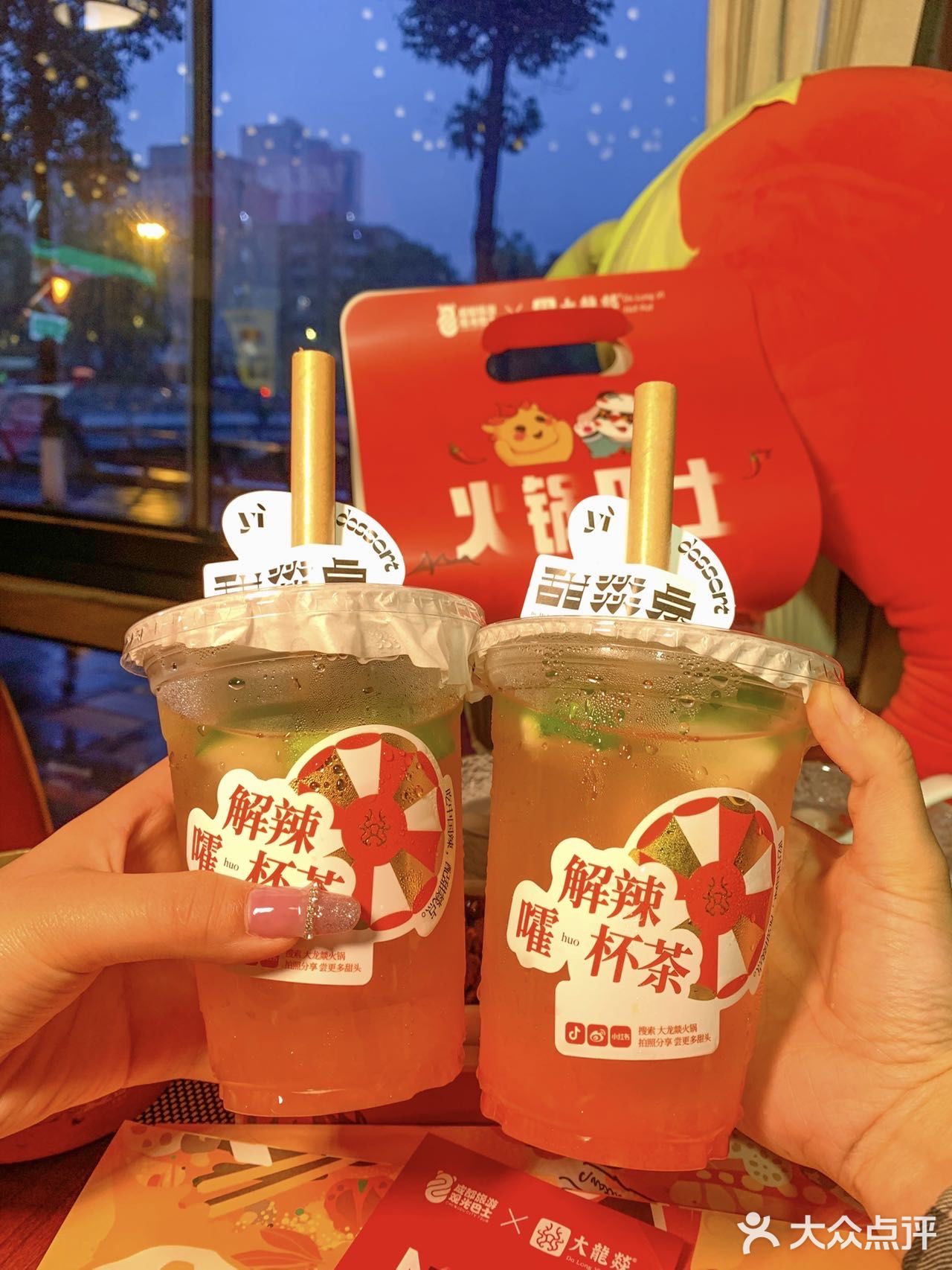  巴适！成都人真会玩儿 在公交车上吃火锅🚌⁉️