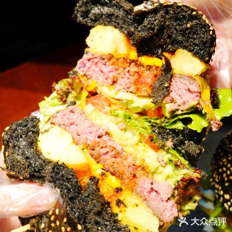 黑色的墨鱼汁09汉堡也太美味了吧!敲好吃!06